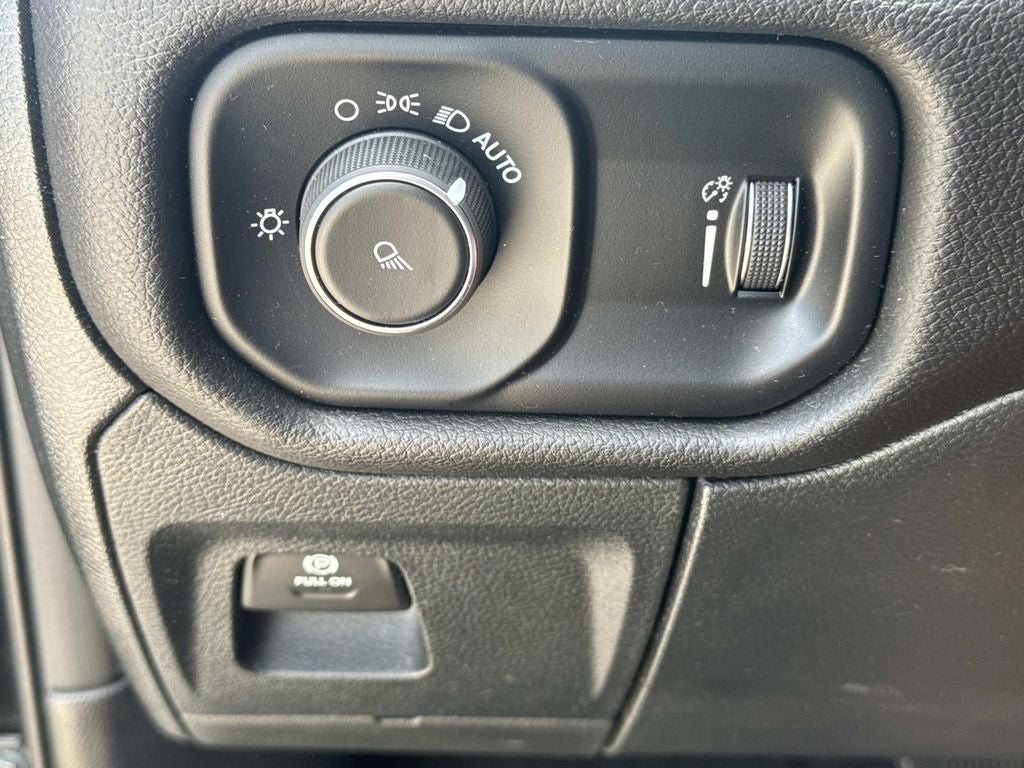 2024 RAM 1500 Laramie Crew Cab 4x2 5'7' Box