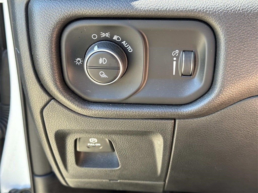 2025 RAM 1500 Tradesman Crew Cab 4x4 5'7' Box