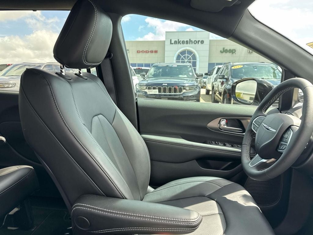 2025 Chrysler Voyager LX
