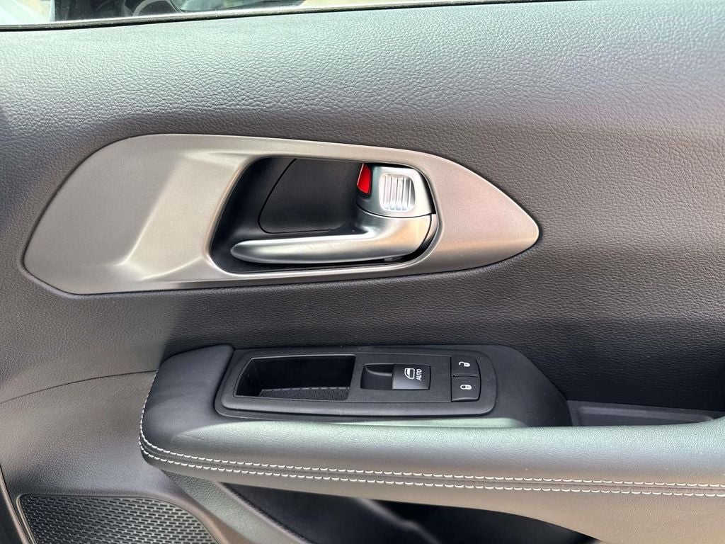 2025 Chrysler Voyager LX