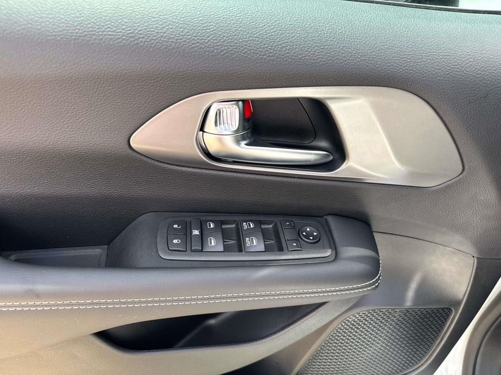 2025 Chrysler Voyager LX