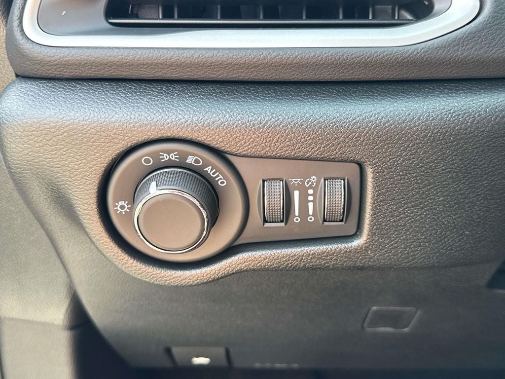 2025 Chrysler Voyager LX