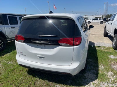 2025 Chrysler Voyager LX