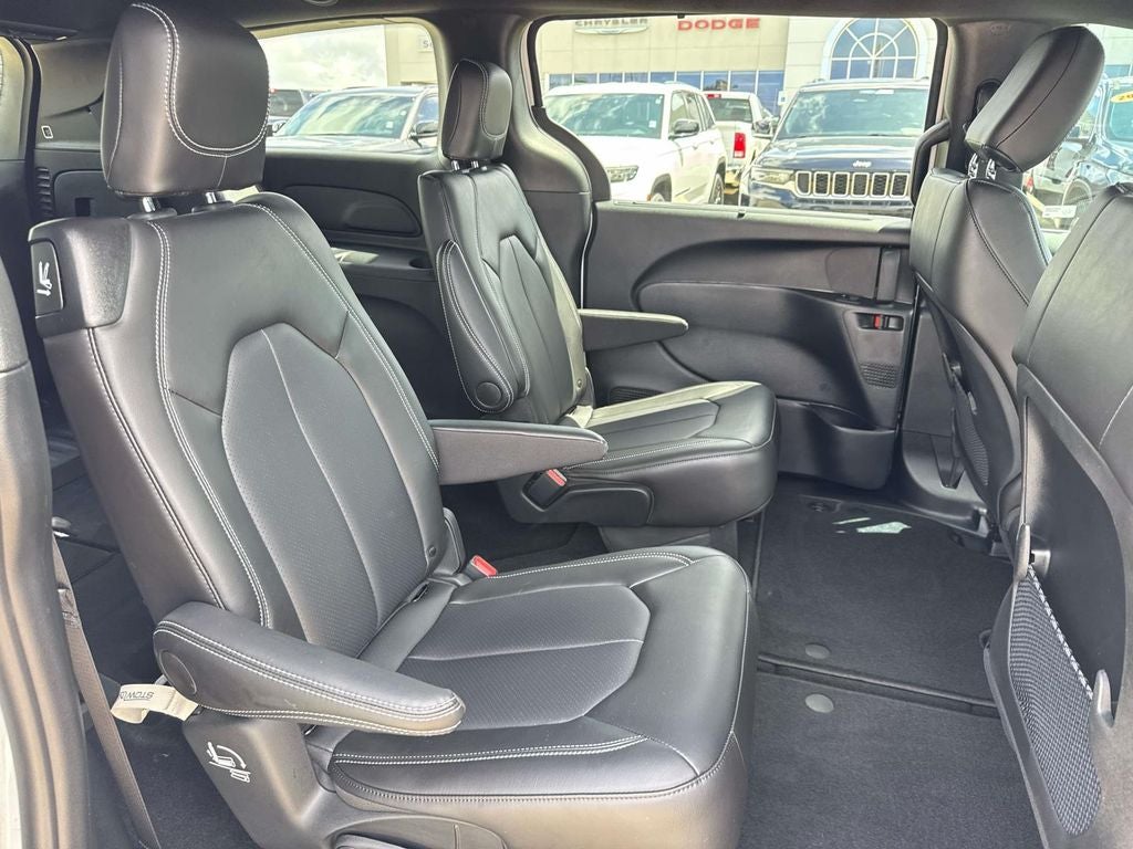 2025 Chrysler Voyager LX
