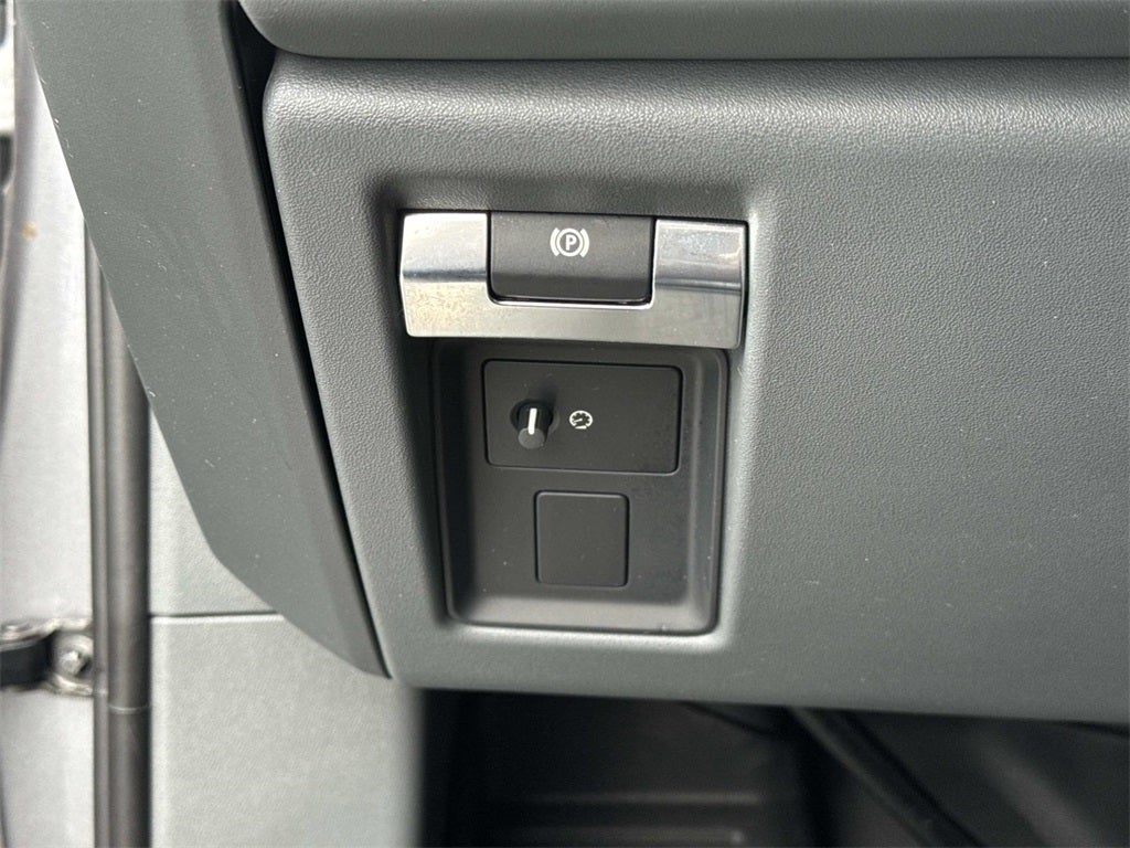 2023 Land Rover Defender 130 X-Dynamic SE