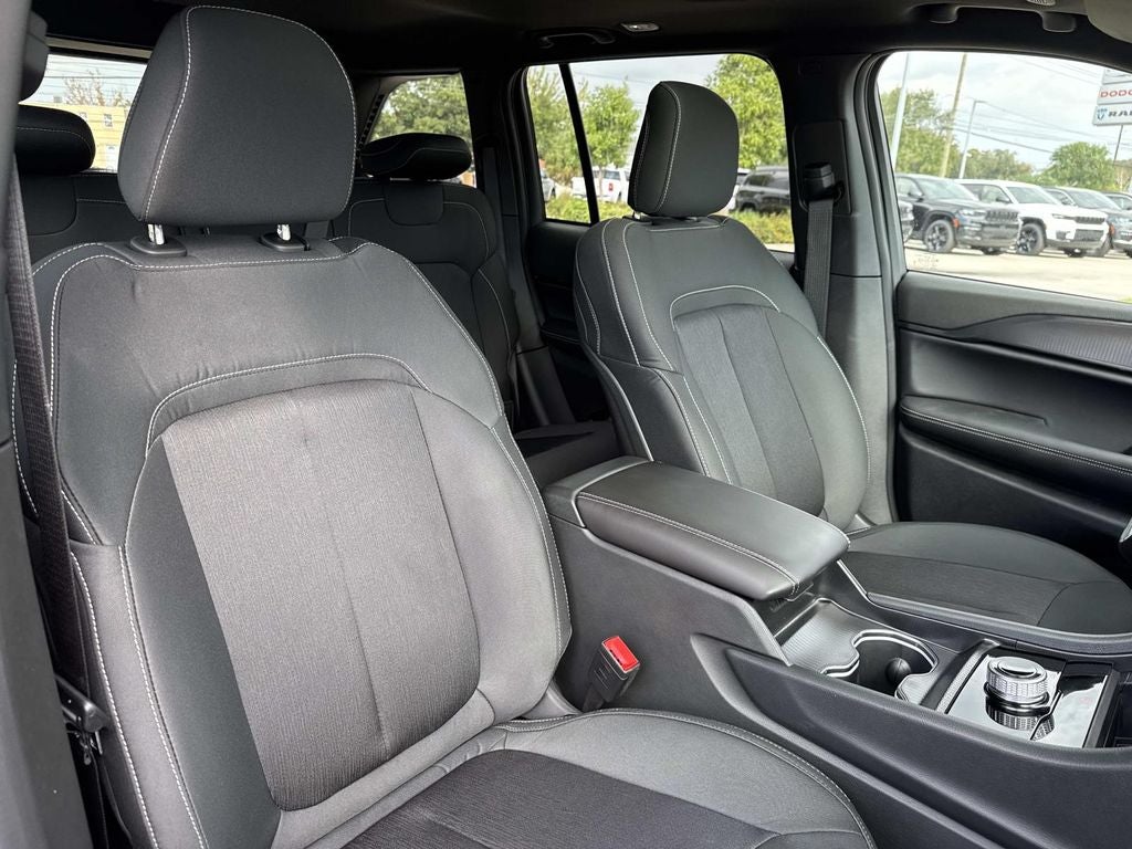 2025 Jeep Grand Cherokee GRAND CHEROKEE LAREDO X 4X2