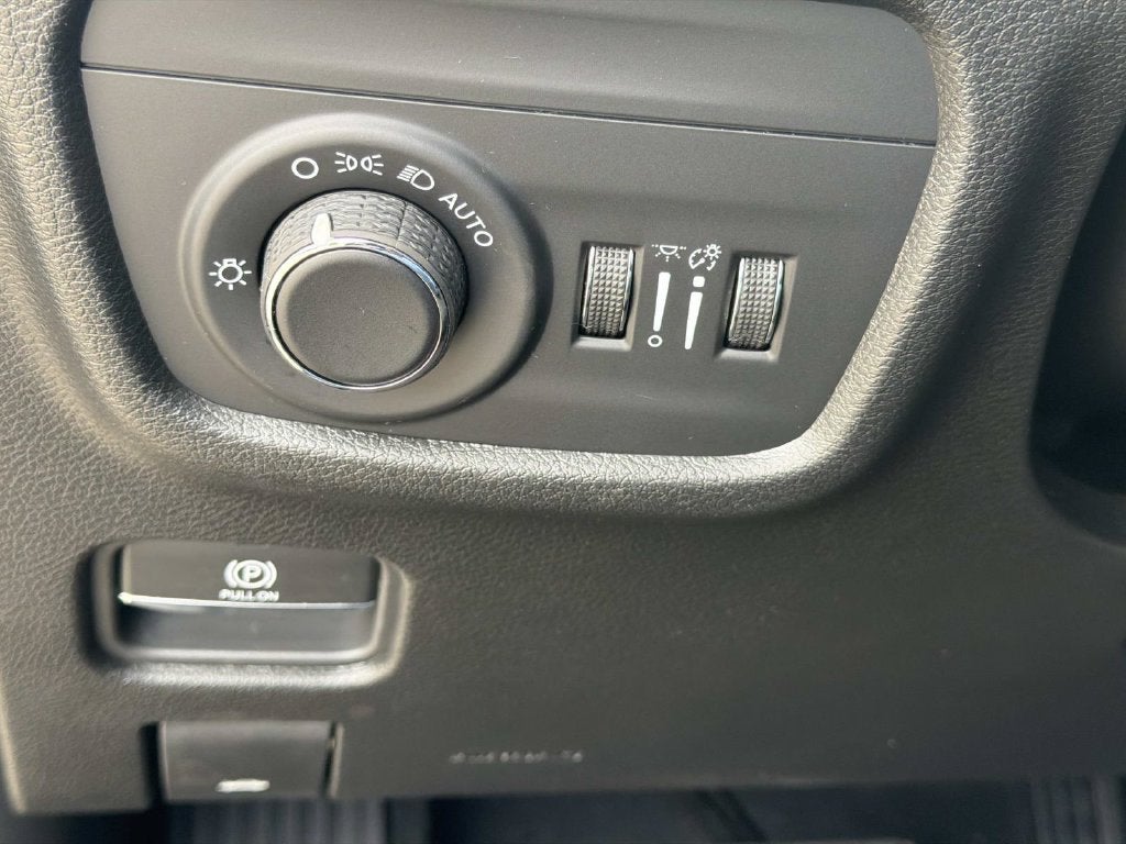 2027 Jeep Grand Cherokee Laredo
