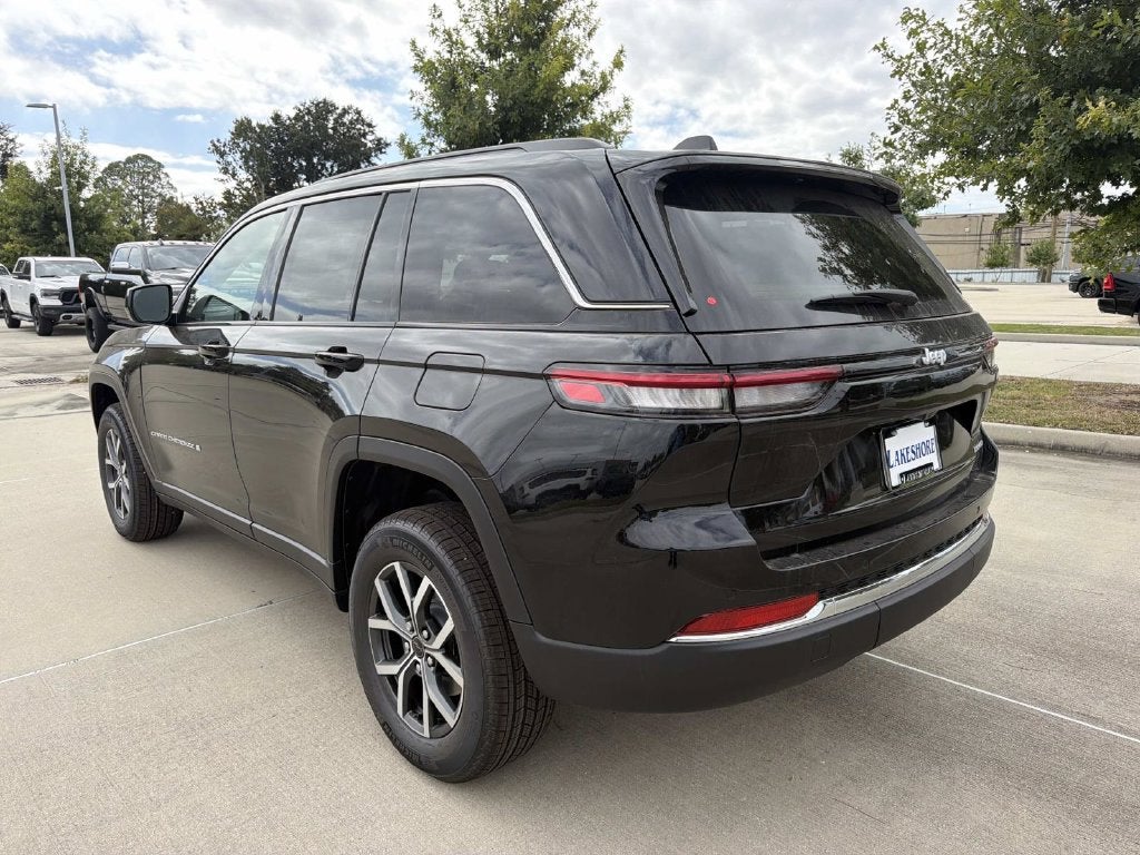 2027 Jeep Grand Cherokee Laredo