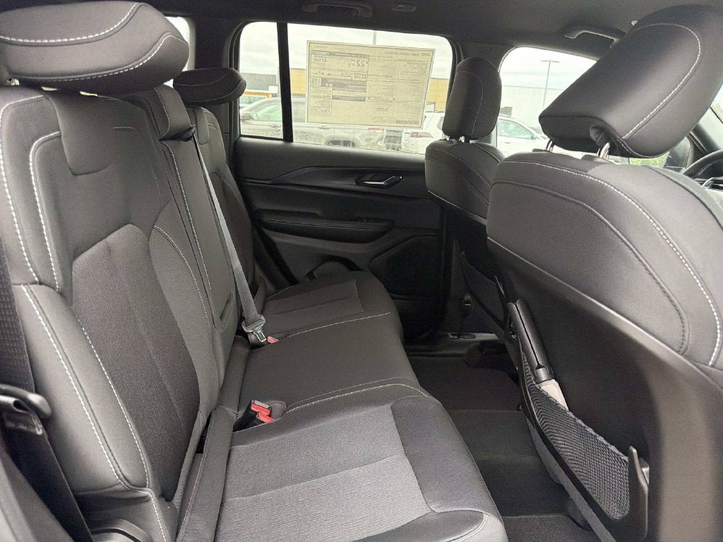 2027 Jeep Grand Cherokee Laredo