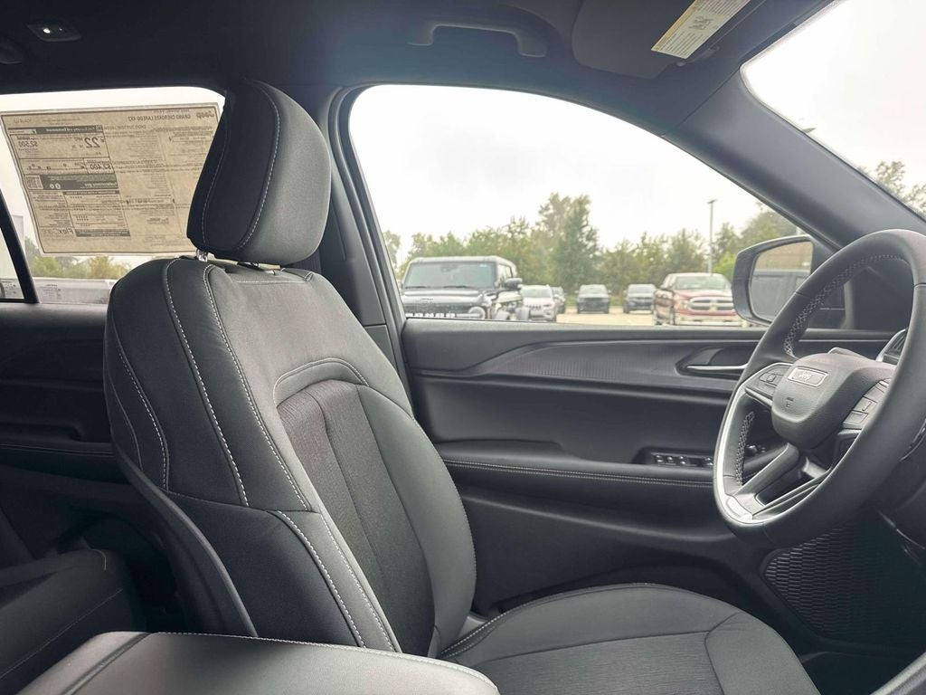 2025 Jeep Grand Cherokee GRAND CHEROKEE LAREDO 4X2