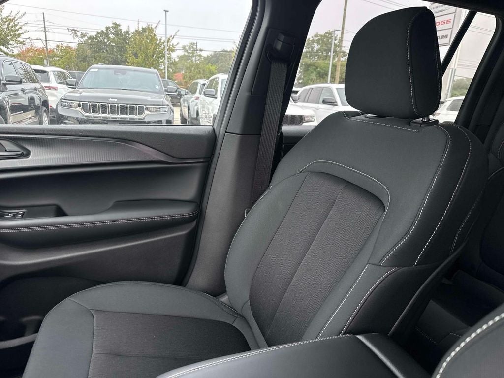 2025 Jeep Grand Cherokee GRAND CHEROKEE LAREDO 4X2