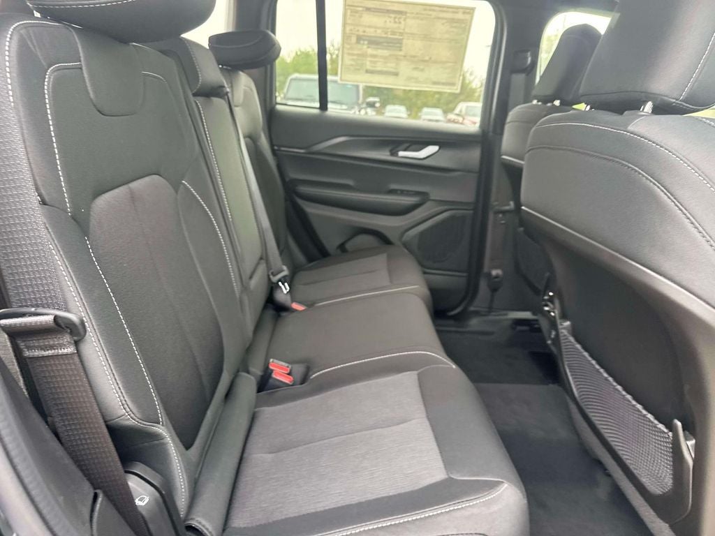 2025 Jeep Grand Cherokee GRAND CHEROKEE LAREDO 4X2