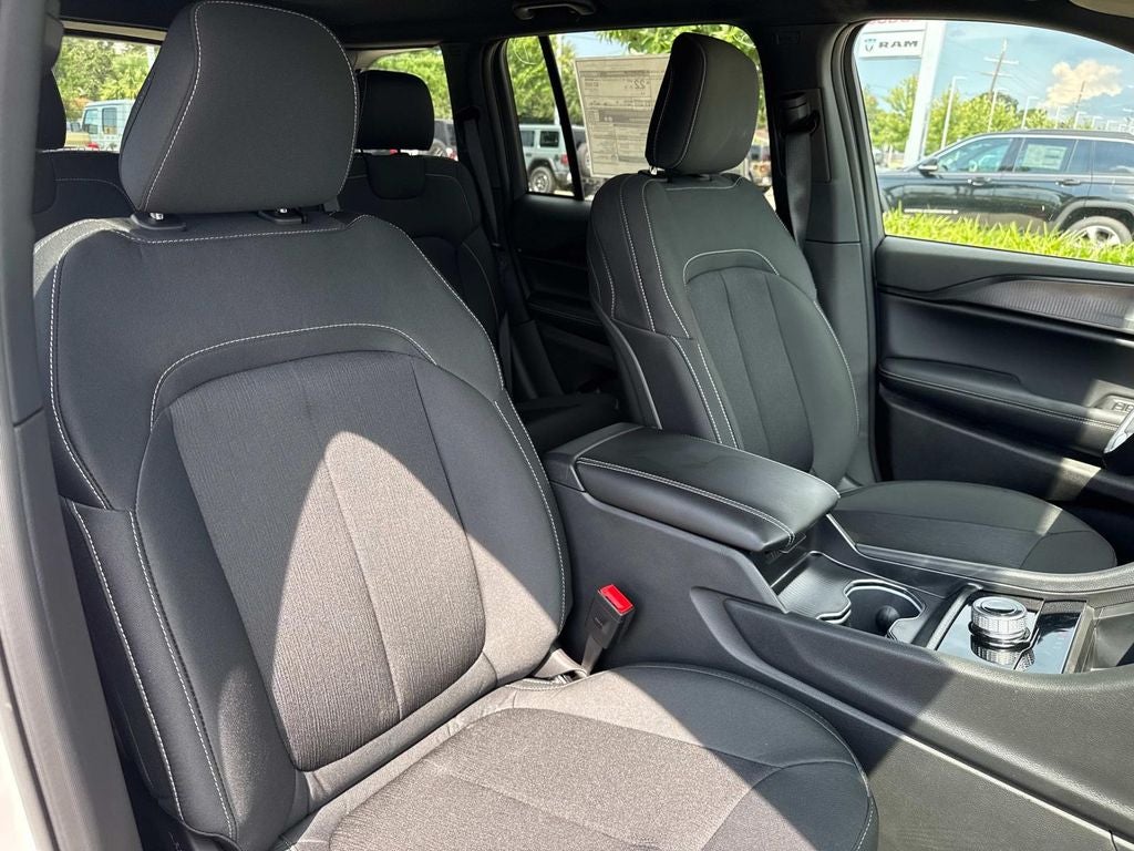 2025 Jeep Grand Cherokee GRAND CHEROKEE LAREDO 4X2