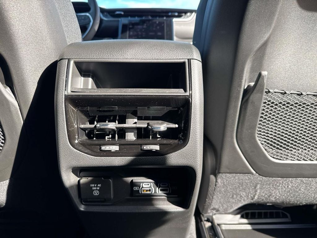 2025 Jeep Grand Cherokee GRAND CHEROKEE LAREDO 4X2