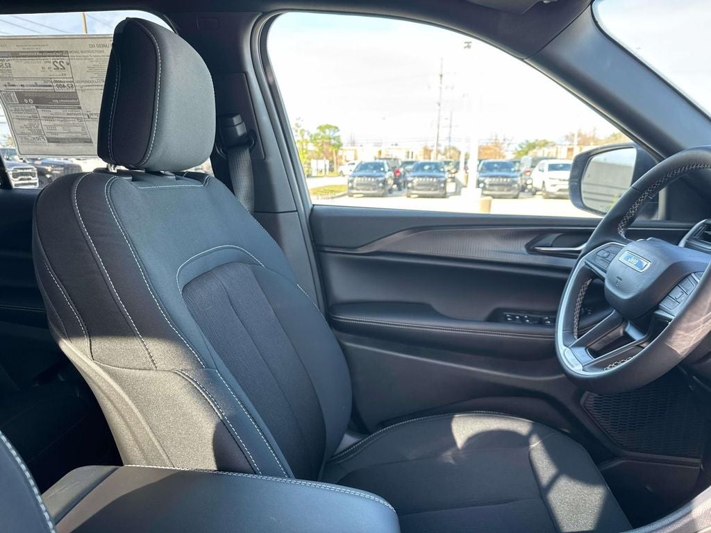 2025 Jeep Grand Cherokee GRAND CHEROKEE LAREDO 4X2