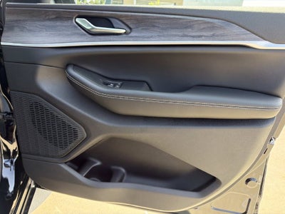 2027 Jeep Grand Cherokee Laredo Altitude