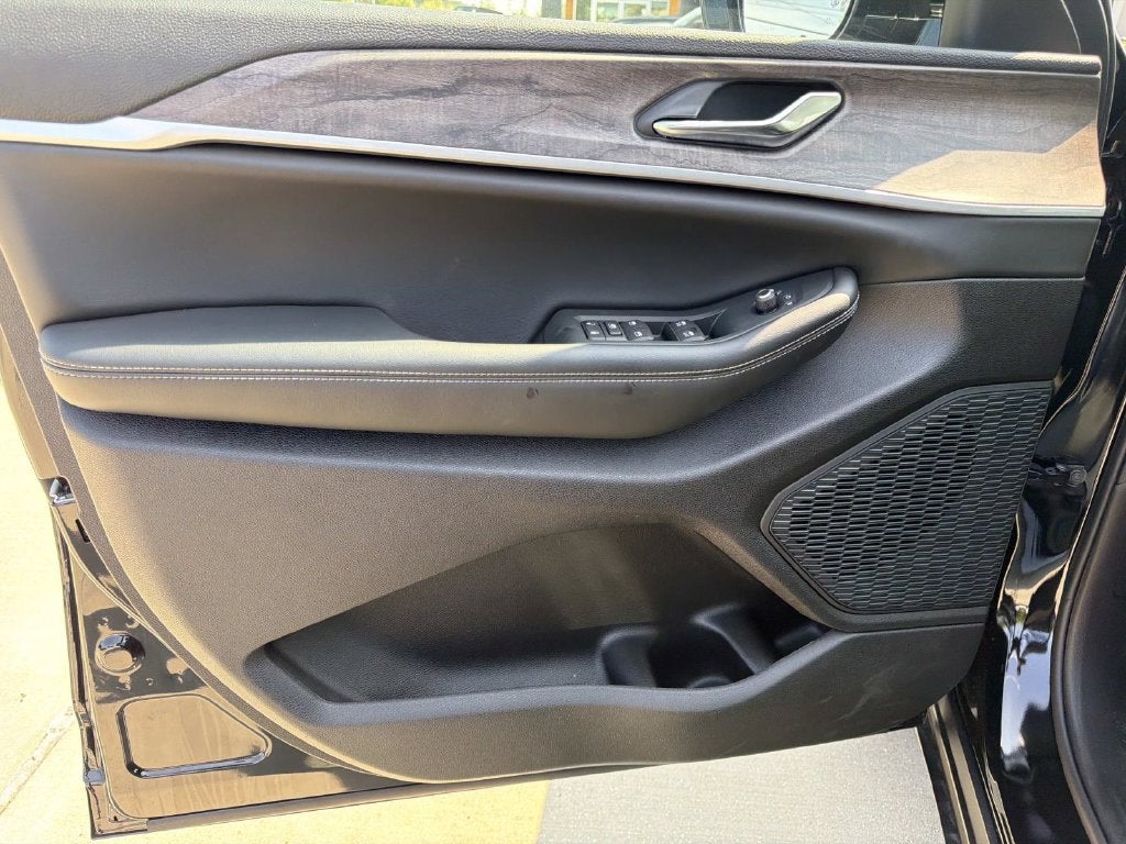 2027 Jeep Grand Cherokee Laredo Altitude