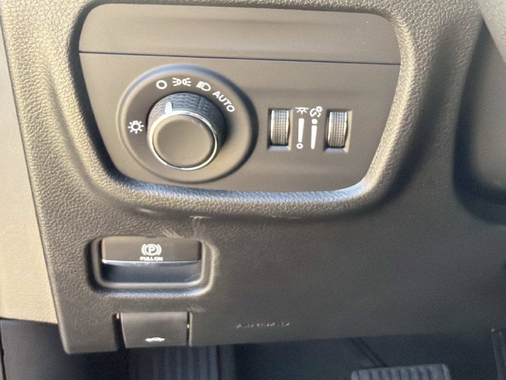 2027 Jeep Grand Cherokee Laredo Altitude
