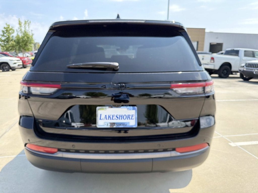 2027 Jeep Grand Cherokee Laredo Altitude