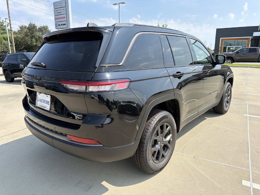 2027 Jeep Grand Cherokee Laredo Altitude