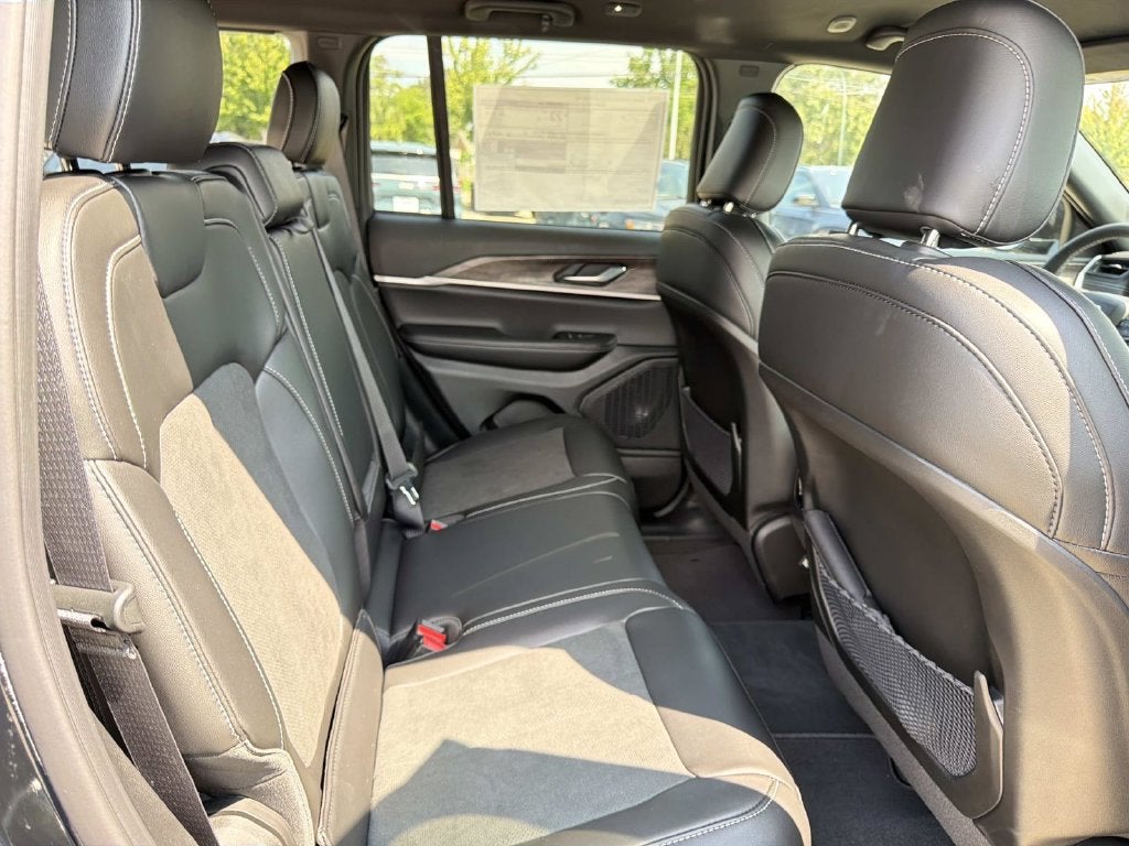 2027 Jeep Grand Cherokee Laredo Altitude
