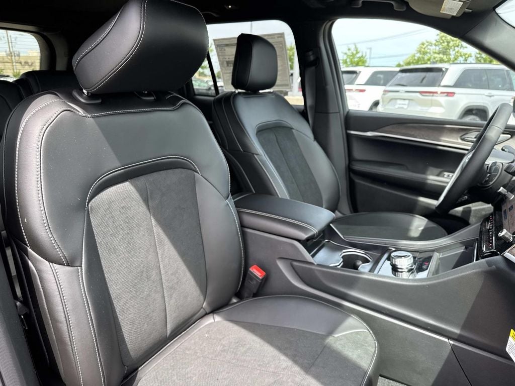 2026 Jeep Grand Cherokee GRAND CHEROKEE LAREDO ALTITUDE 4X2