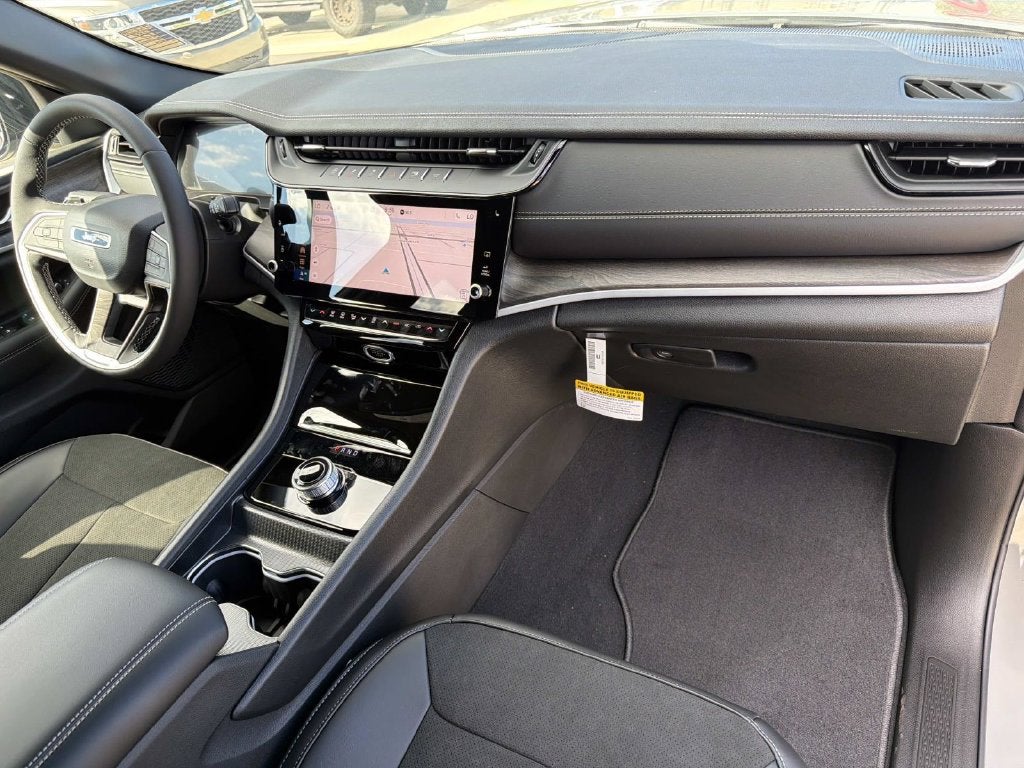 2027 Jeep Grand Cherokee Laredo Altitude