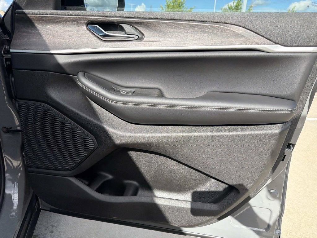 2027 Jeep Grand Cherokee Laredo Altitude