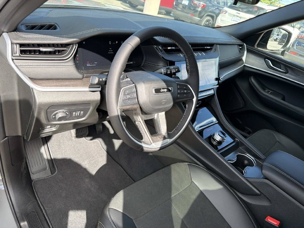2027 Jeep Grand Cherokee Laredo Altitude