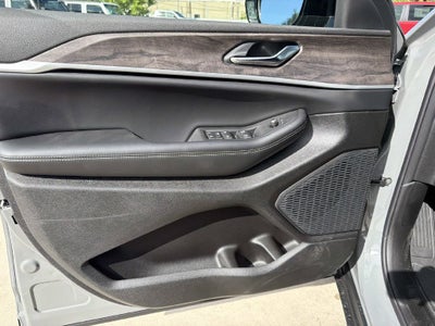 2027 Jeep Grand Cherokee Laredo Altitude