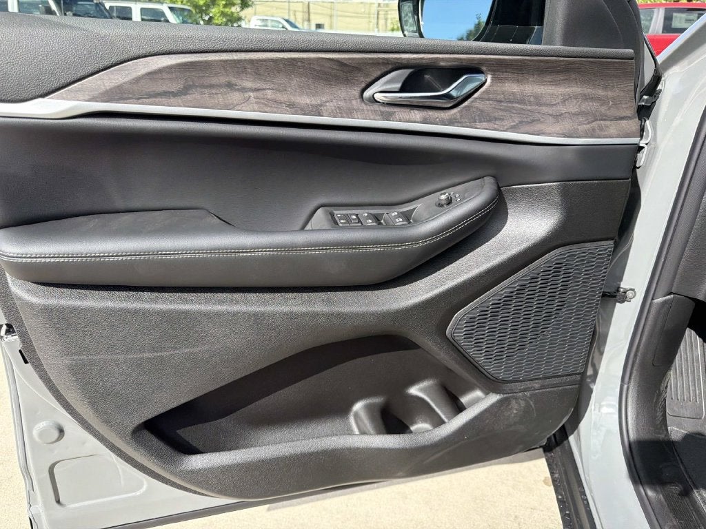 2027 Jeep Grand Cherokee Laredo Altitude
