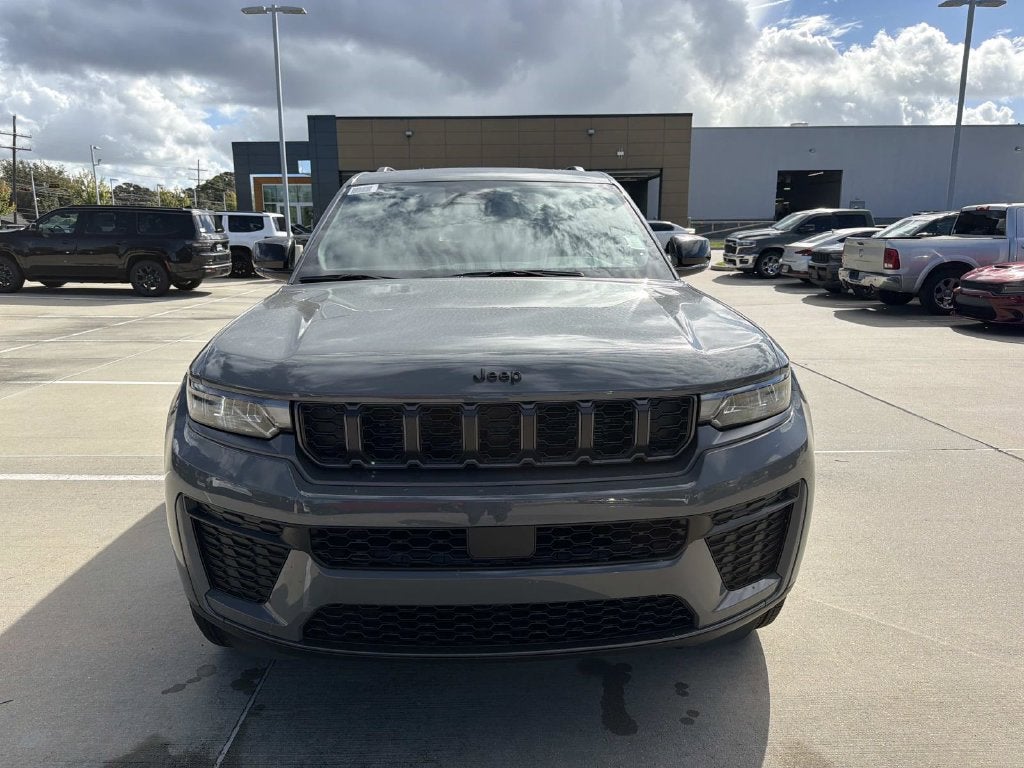 2027 Jeep Grand Cherokee Laredo Altitude