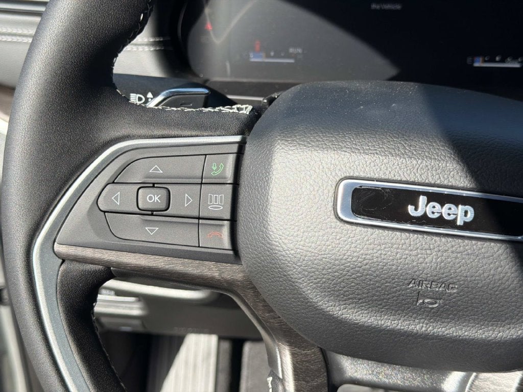 2027 Jeep Grand Cherokee Laredo Altitude
