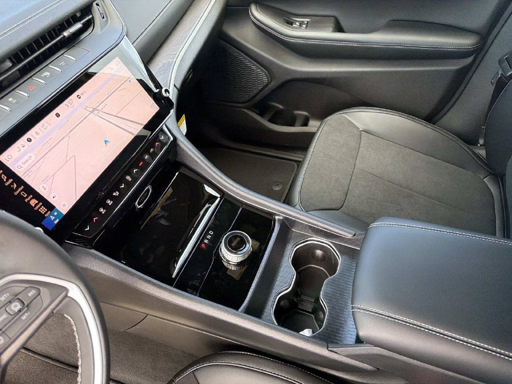2027 Jeep Grand Cherokee Laredo Altitude