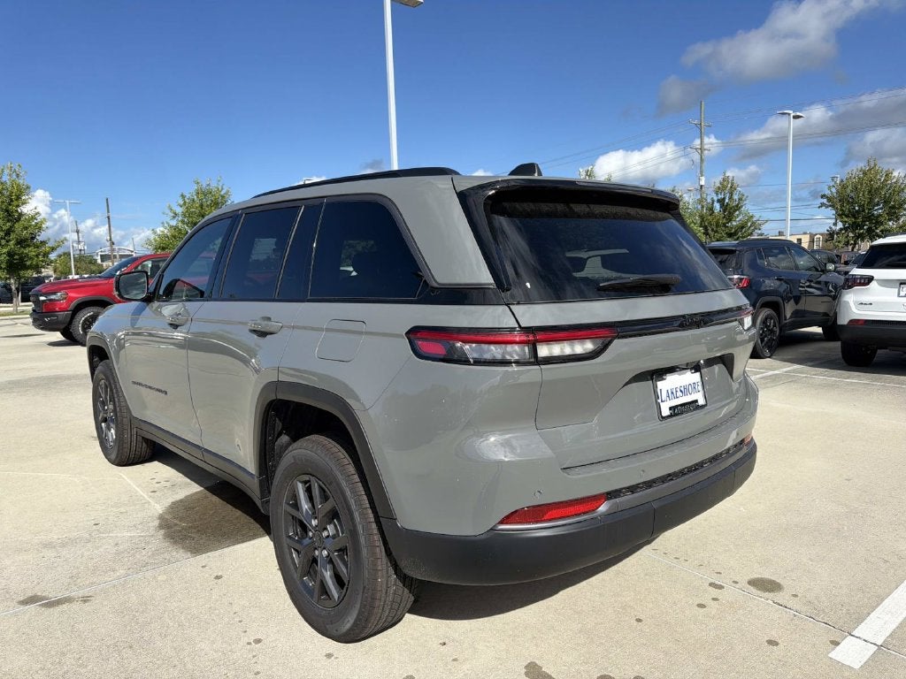 2027 Jeep Grand Cherokee Laredo Altitude