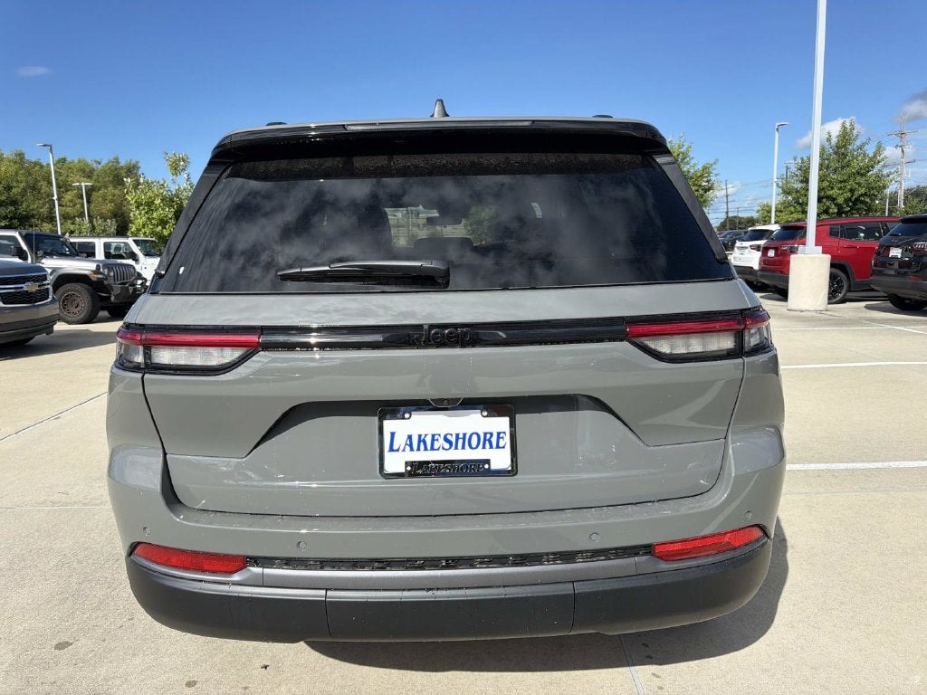2027 Jeep Grand Cherokee Laredo Altitude