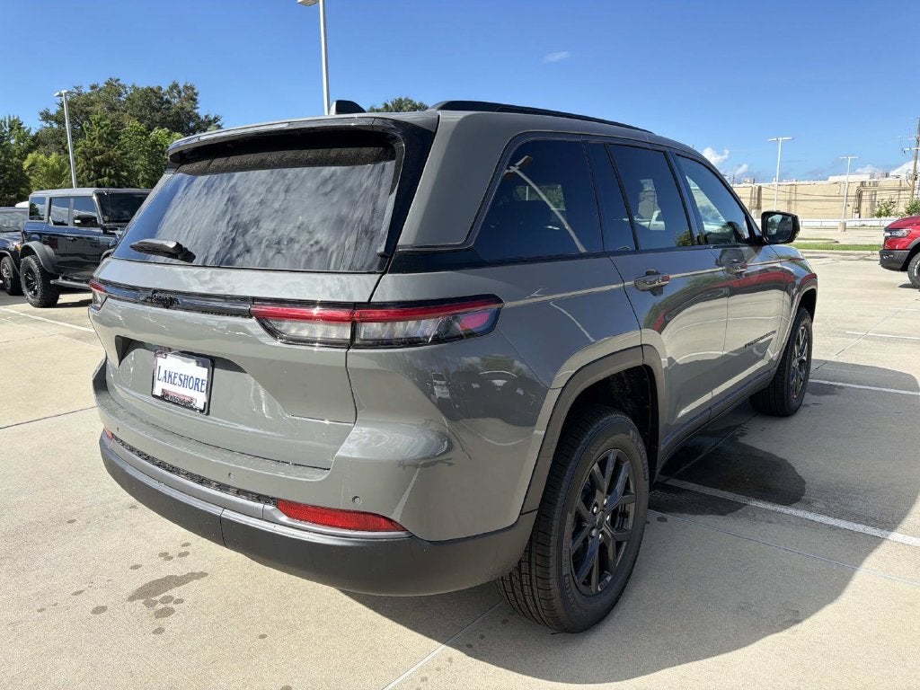 2027 Jeep Grand Cherokee Laredo Altitude