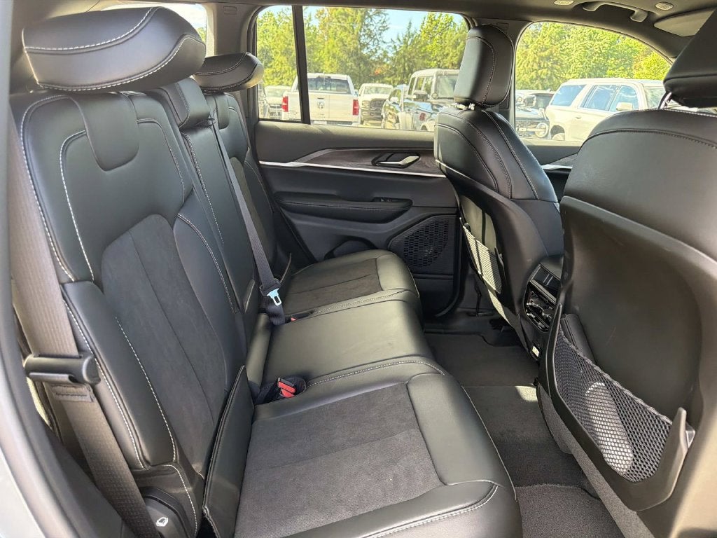 2027 Jeep Grand Cherokee Laredo Altitude