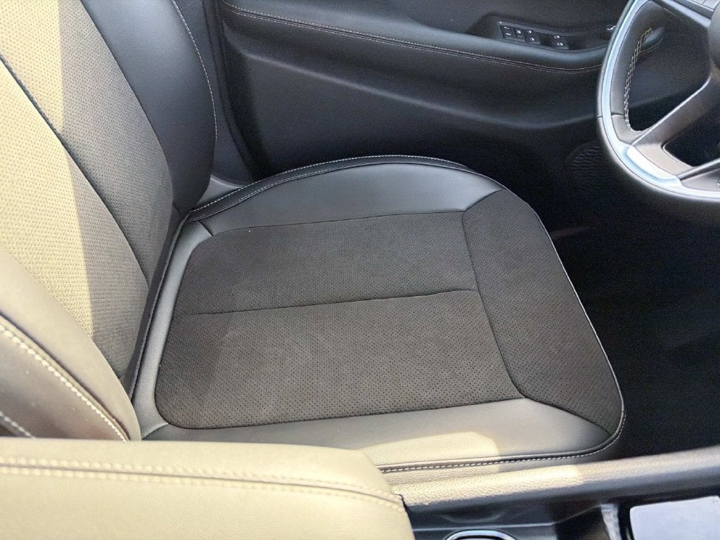 2027 Jeep Grand Cherokee Laredo Altitude