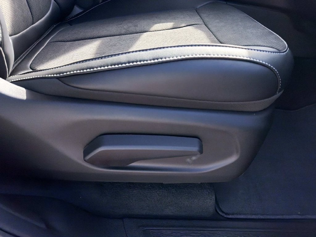 2027 Jeep Grand Cherokee Laredo Altitude