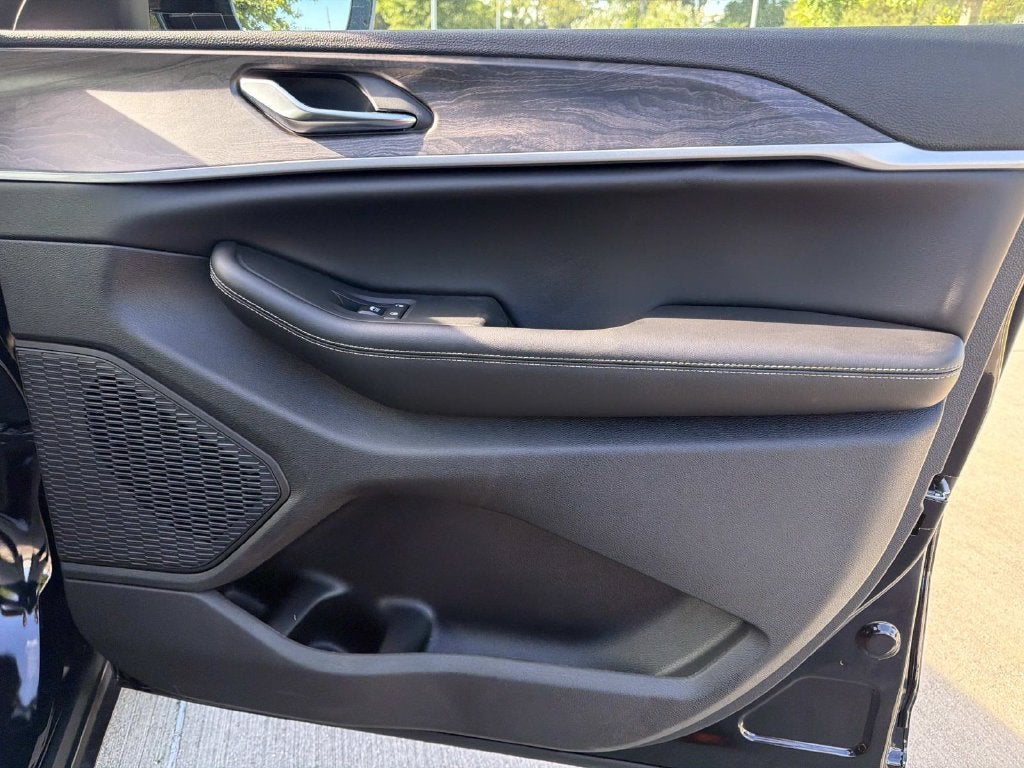 2027 Jeep Grand Cherokee Laredo Altitude