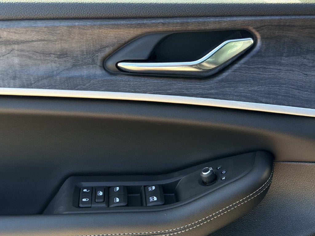 2027 Jeep Grand Cherokee Laredo Altitude