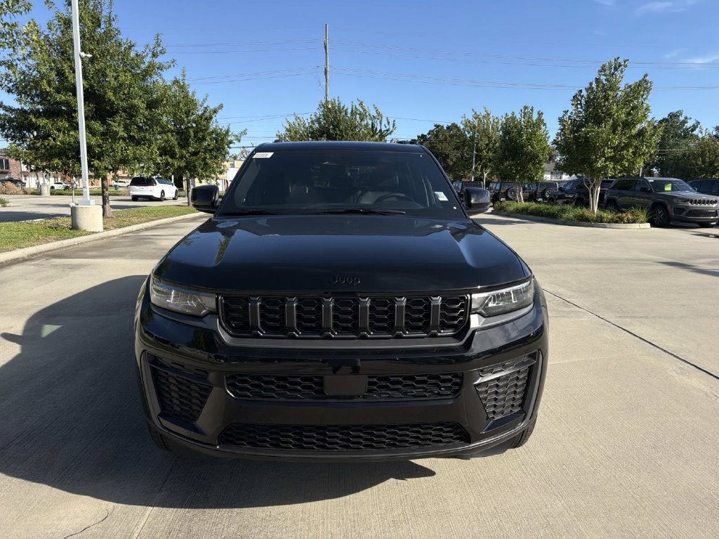 2027 Jeep Grand Cherokee Laredo Altitude