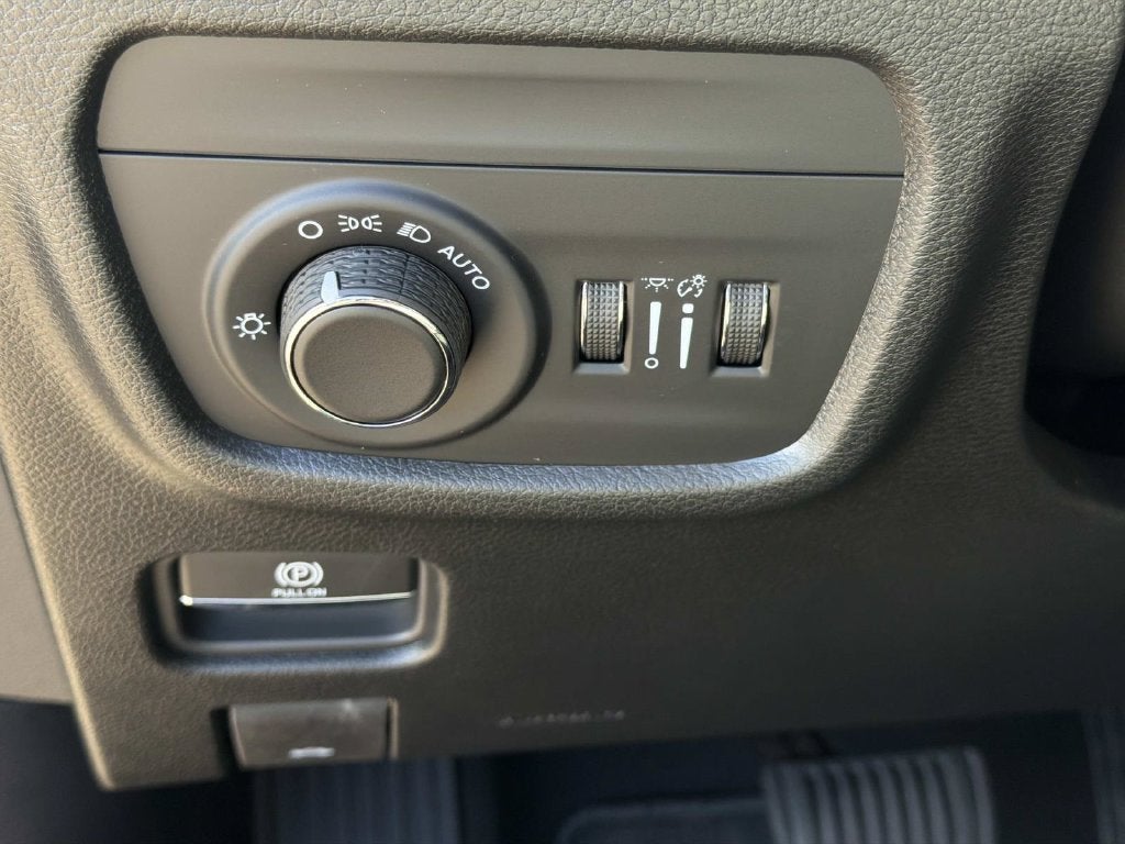 2027 Jeep Grand Cherokee Laredo Altitude