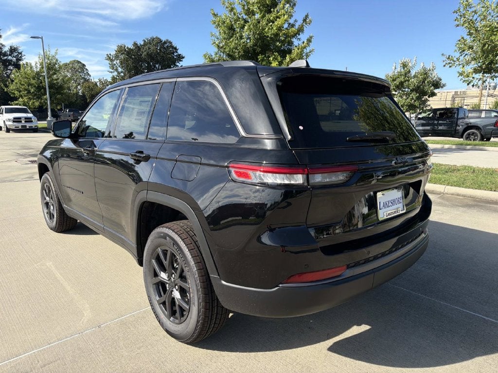 2027 Jeep Grand Cherokee Laredo Altitude
