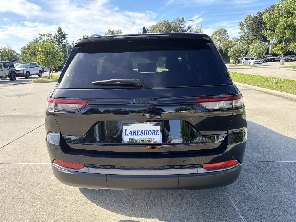 2027 Jeep Grand Cherokee Laredo Altitude