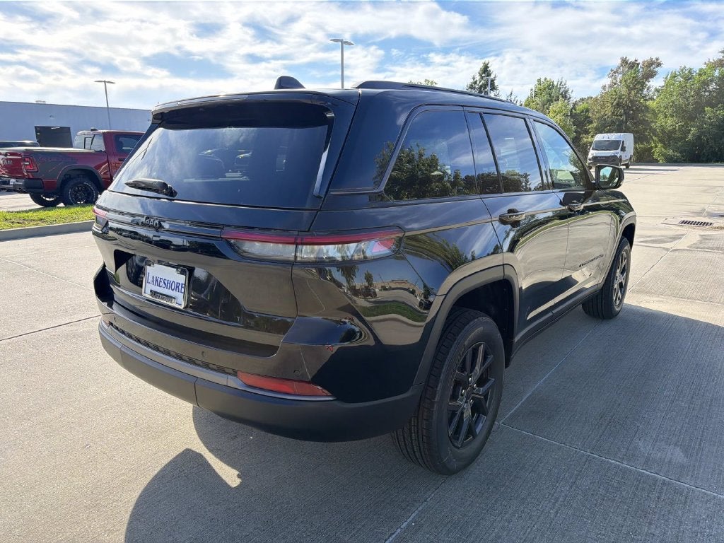 2027 Jeep Grand Cherokee Laredo Altitude