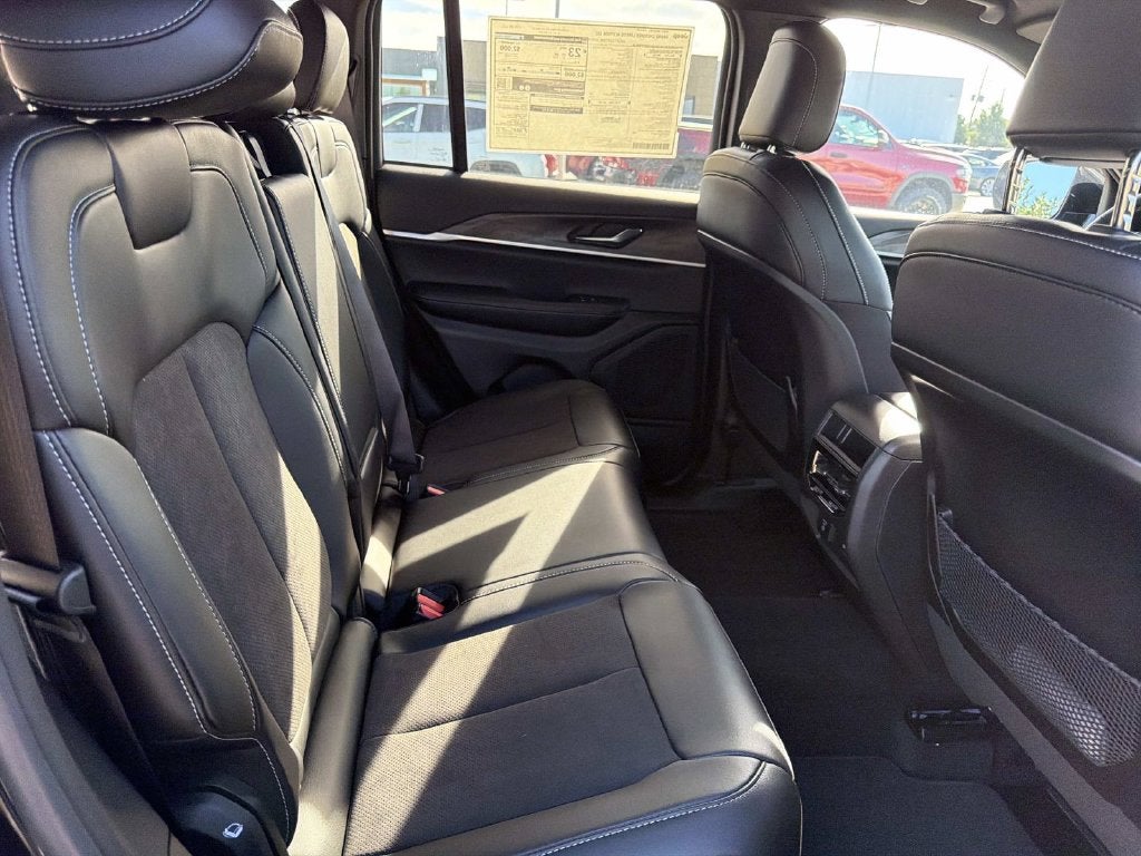 2027 Jeep Grand Cherokee Laredo Altitude