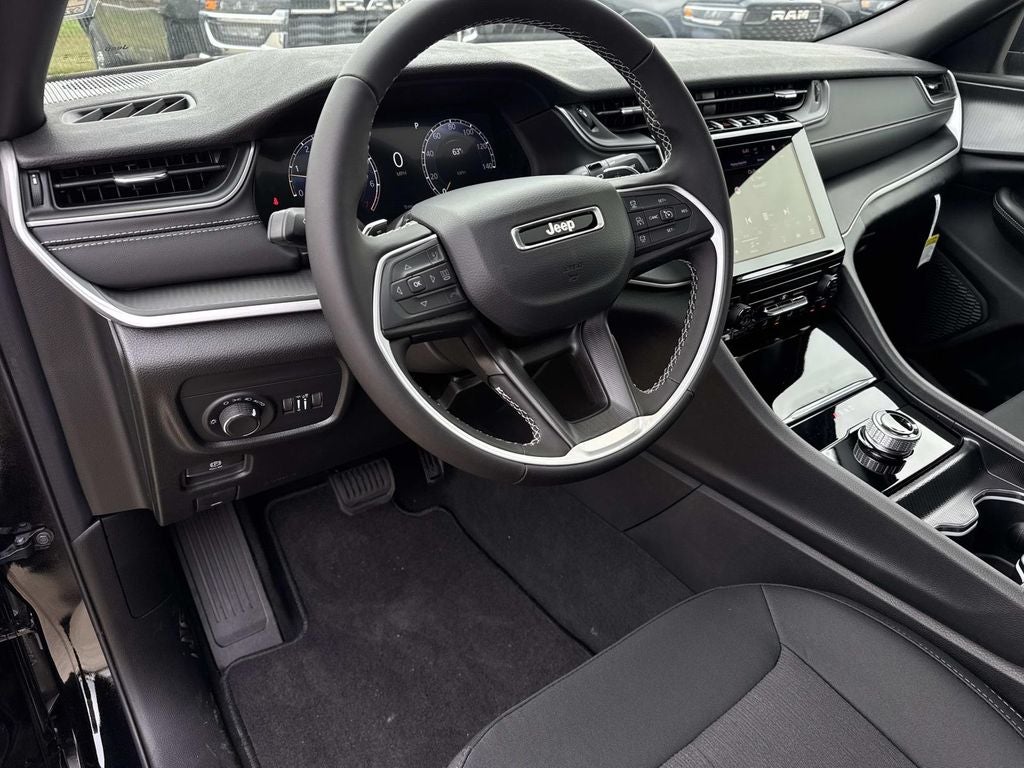 2025 Jeep Grand Cherokee GRAND CHEROKEE L LAREDO X 4X2