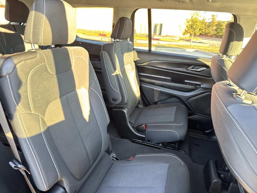 2023 Jeep Grand Cherokee L Laredo 4x2